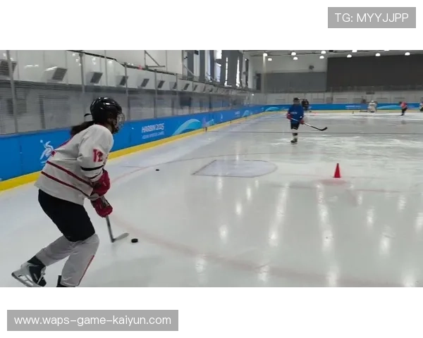 冰球选手突破防守，单刀射门得手！极速反击与技巧的完美结合