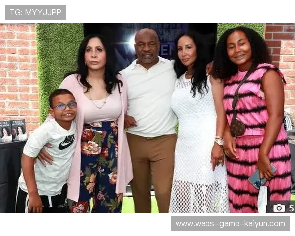 拳击泰森闪电反击第二回合KO对手：不可思议的力量与速度